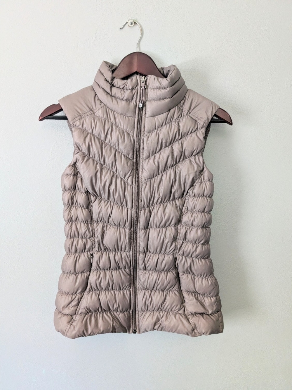 Athleta Lightweight Grey/Beige Quilted Down Filled Puffer Athletic Vest Small